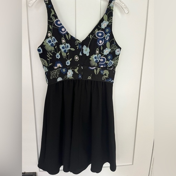 BCBG generation Black Mini Embroidered Floral dress Size 4 NWT - Picture 5 of 9